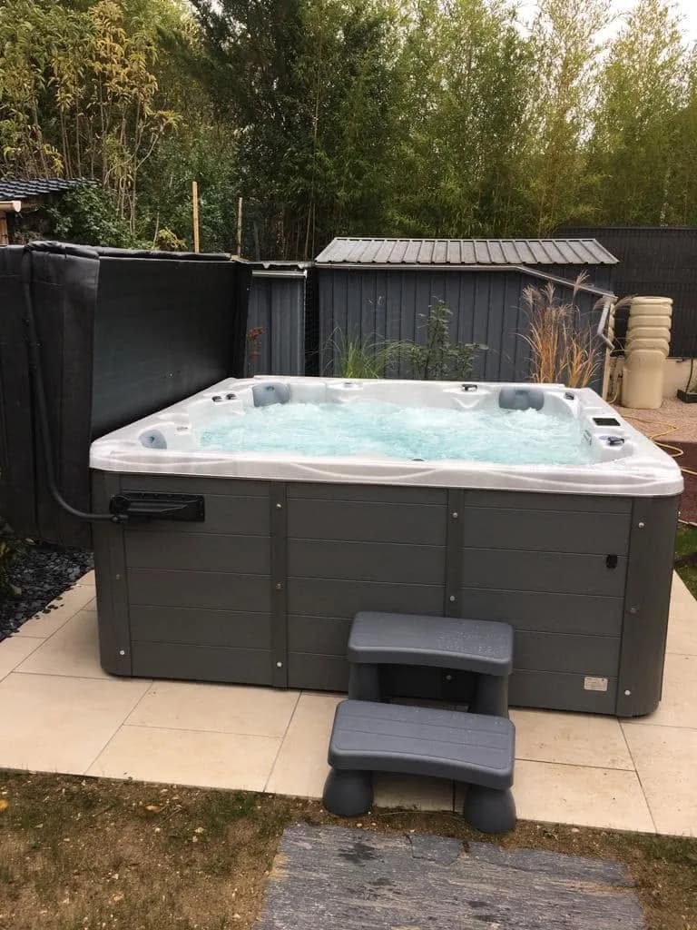 Installation d'un spa Vancouver à Bourges, sur une dalle en bordure de pelouse