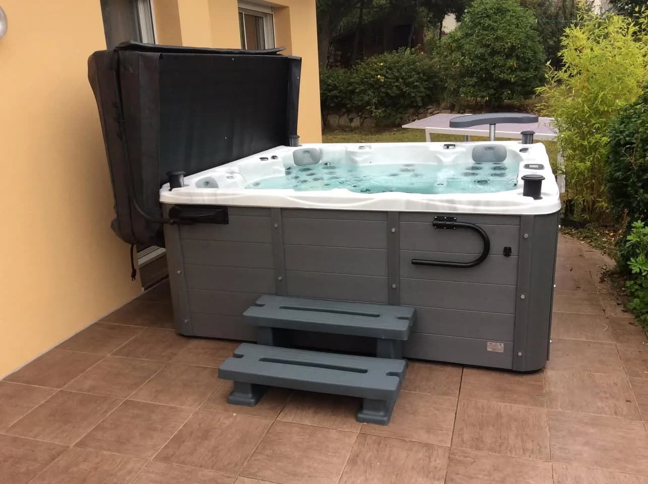 Installation d'un spa Vancouver à Brest, sur une terrasse carrelée, avec marchepied