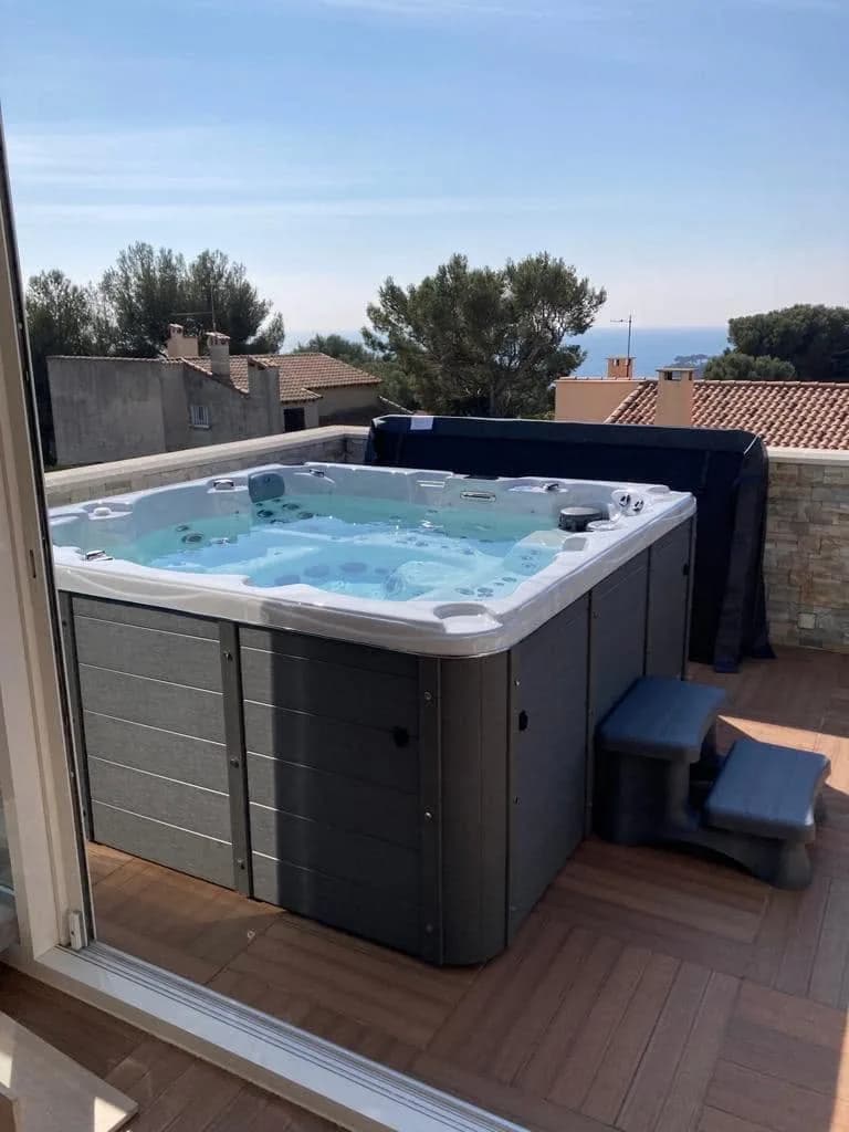 Installation d'un spa Vancouver à Carry-le-Rouet, sur un toit-terrasse avec vue sur la mer