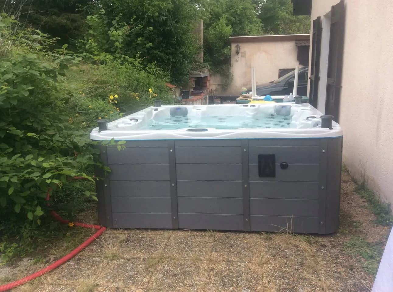 Installation d'un spa Vancouver à Cessieu, sur du gravier contre la maison