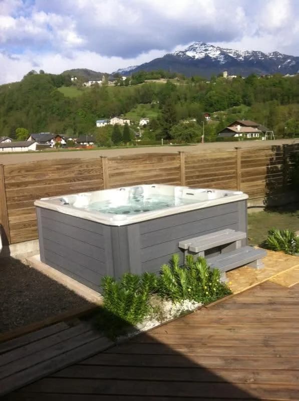 Installation d'un spa Vancouver à Chambéry, sur une terrasse en bois, vue sur les montagnes