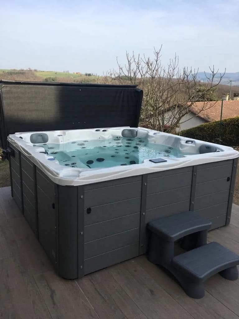 Installation d'un spa Vancouver à Champavert, sur une terrasse avec vue sur la campagne