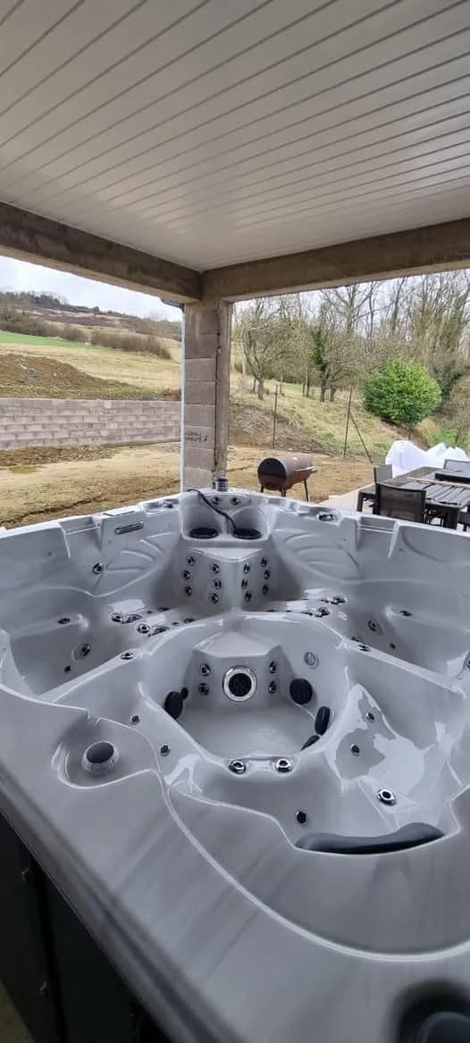 Installation d'un spa Vancouver à Champey-sur-Moselle, sous l'avancée de toit d'une terrasse
