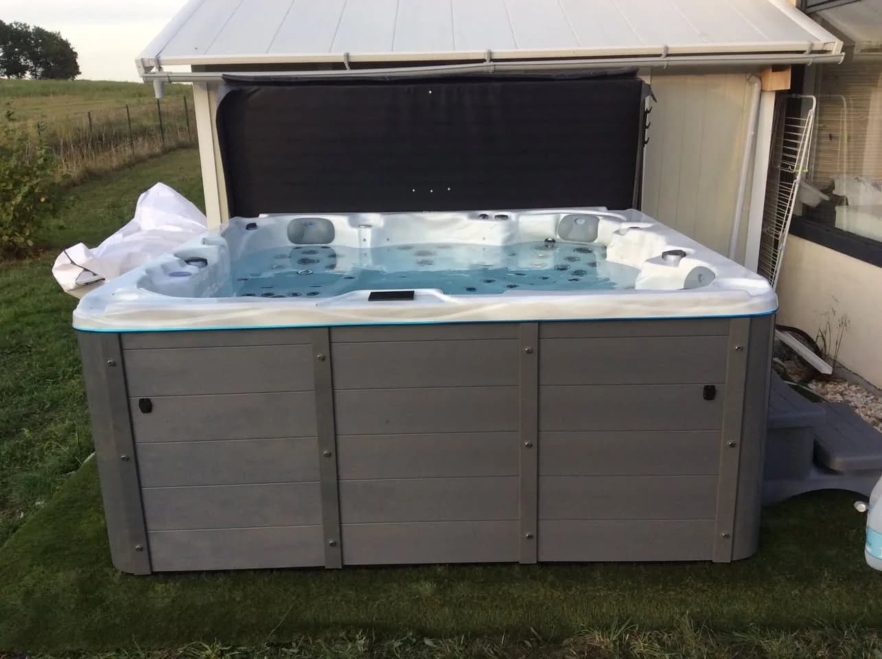 Installation d'un spa Vancouver à Charnay-lès-Mâcon, sur la pelouse du jardin