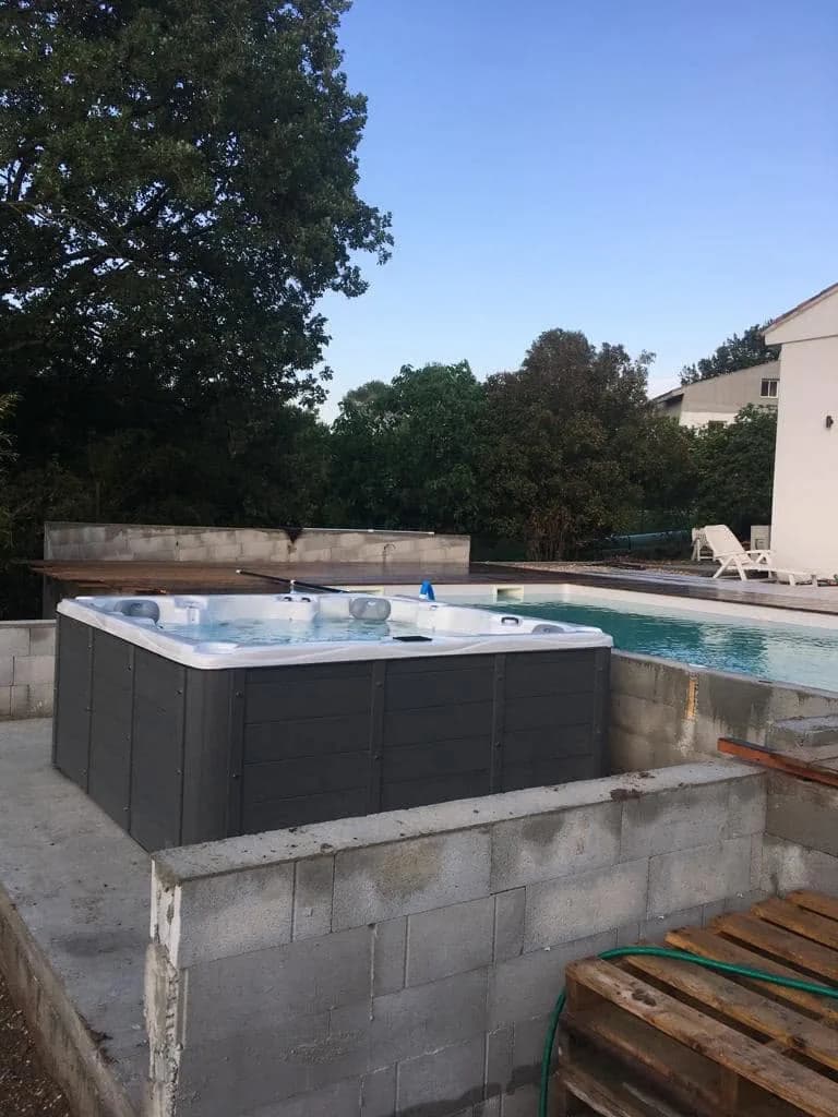 Installation d'un spa Vancouver à Châteauneuf-le-Rouge, autre vue du chantier