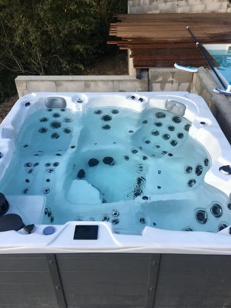 Installation d'un spa Vancouver à Châteauneuf-le-Rouge, autre vue du chantier