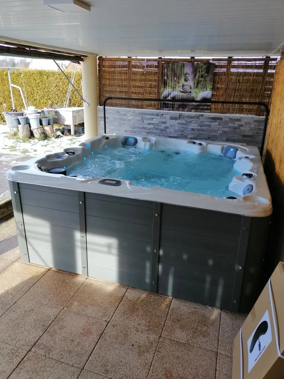 Installation d'un spa Vancouver à Dampierre-les-Bois, sur une terrasse dallée