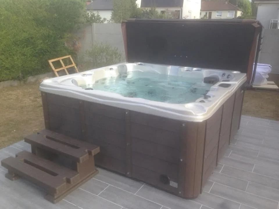 Installation d'un spa Vancouver dans le Cher, sur une terrasse carrelée, marchepied