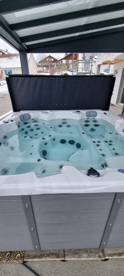 Installation d'un spa Vancouver dans le Doubs, sous une pergola
