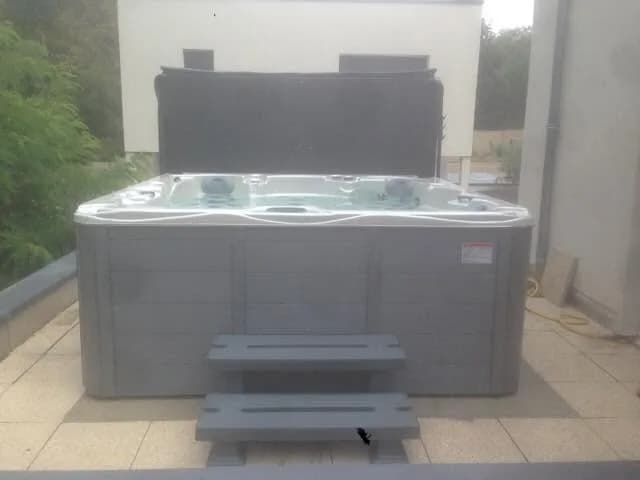 Installation d'un spa Vancouver dans le Loir-et-Cher, sur une terrasse dallée, marchepied