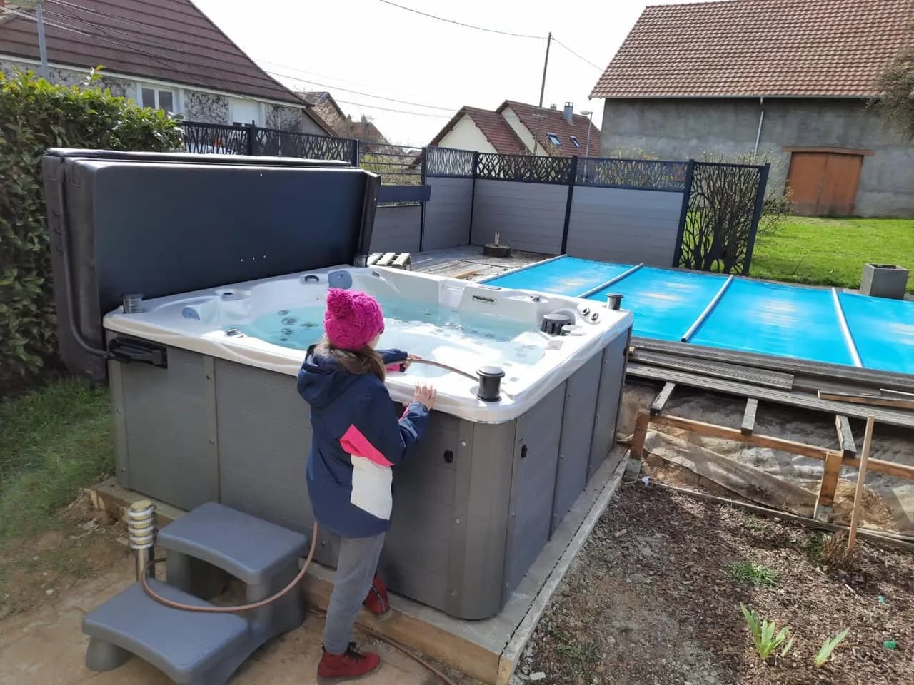 Installation d'un spa Vancouver dans le Territoire de Belfort, dans un jardin près d'une piscine