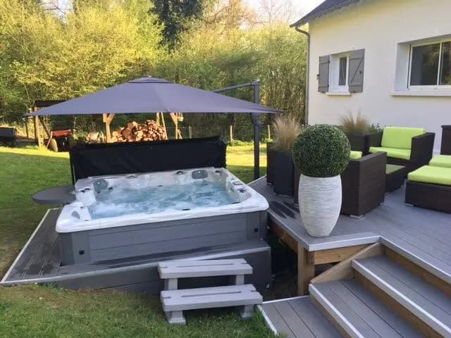 Installation d'un spa Vancouver dans le Val-d'Oise, contre une terrasse composite, salon de jardin