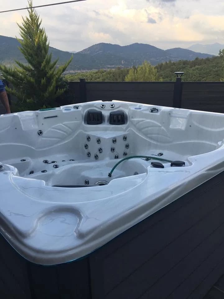Installation d'un spa Vancouver dans les Alpes-de-Haute-Provence, sur une terrasse, vue sur les montagnes