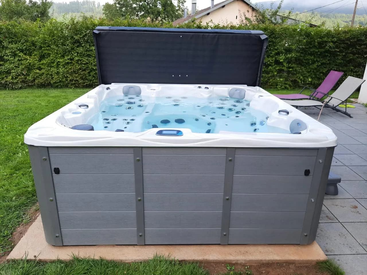 Installation d'un spa Vancouver dans les Vosges, sur une dalle en bordure de pelouse