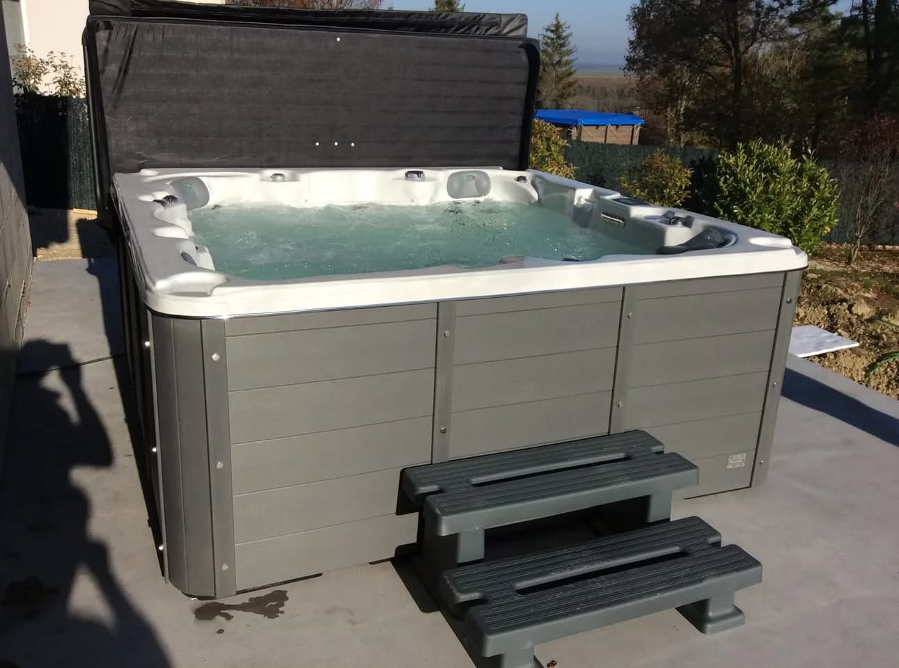 Installation d'un spa Vancouver à Effigneix, sur une dalle, lève-couverture et marchepied
