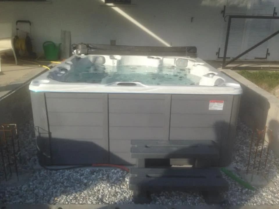 Installation d'un spa Vancouver en Gironde, sur un lit de gravier, plateforme à venir