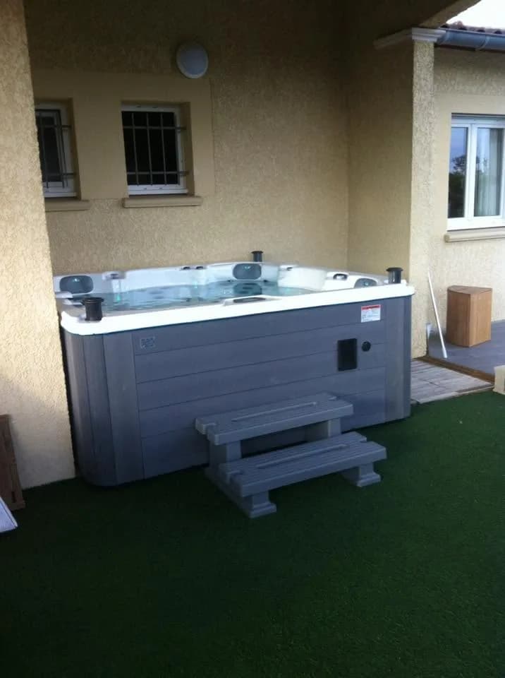 Installation d'un spa Vancouver en Haute-Garonne, sur du gazon synthétique, marchepied