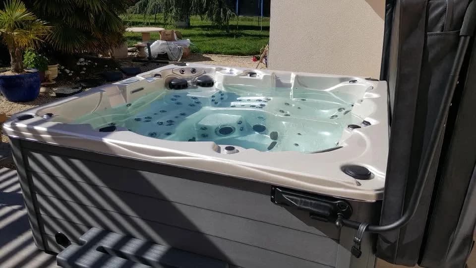 Installation d'un spa Vancouver en Loire-Atlantique, sur une terrasse, lève-couverture
