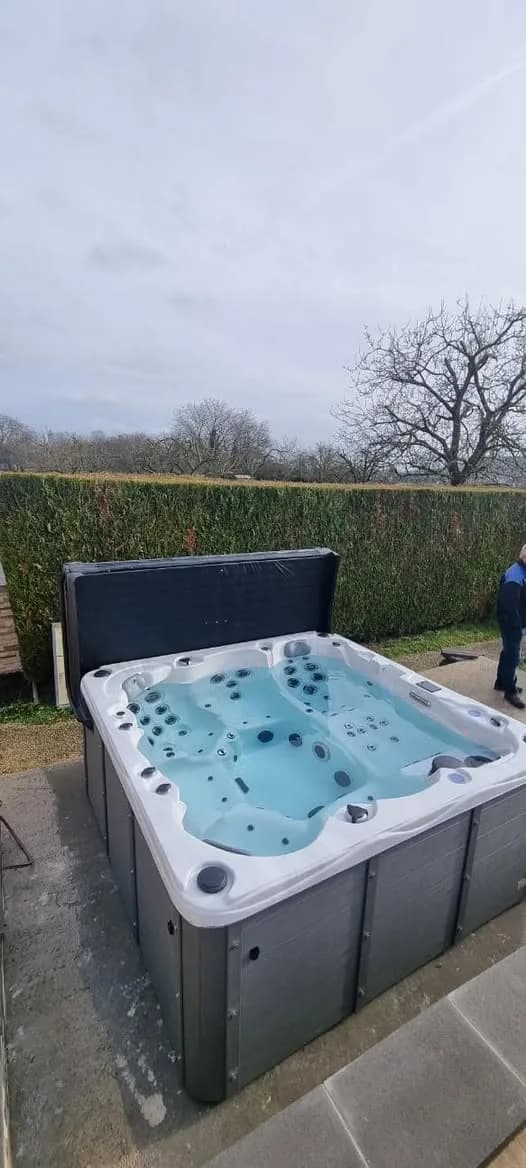 Installation d'un spa Vancouver en Meurthe-et-Moselle, dans un jardin avec vue sur les champs