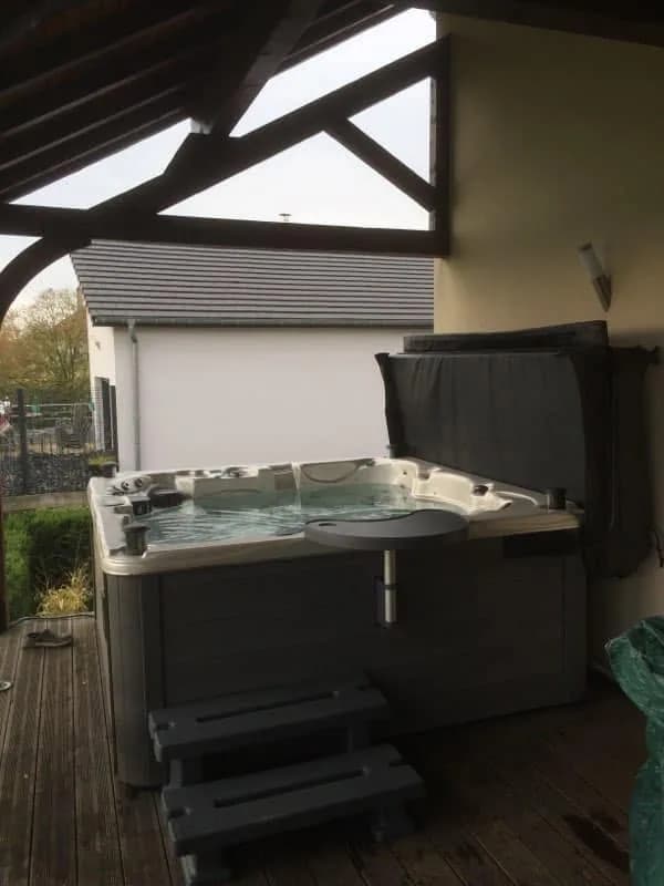 Installation d'un spa Vancouver en Moselle, sous une terrasse couverte, vue sur la vallée