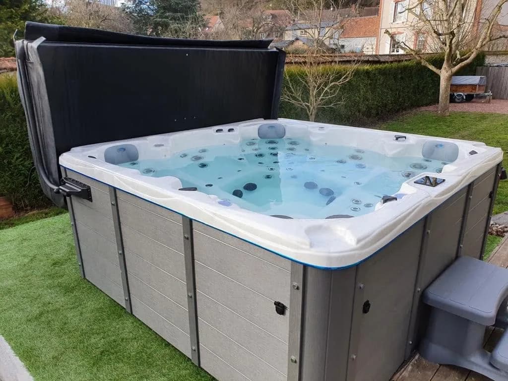 Installation d'un spa Vancouver à Épernon, sur une terrasse au bord du gazon