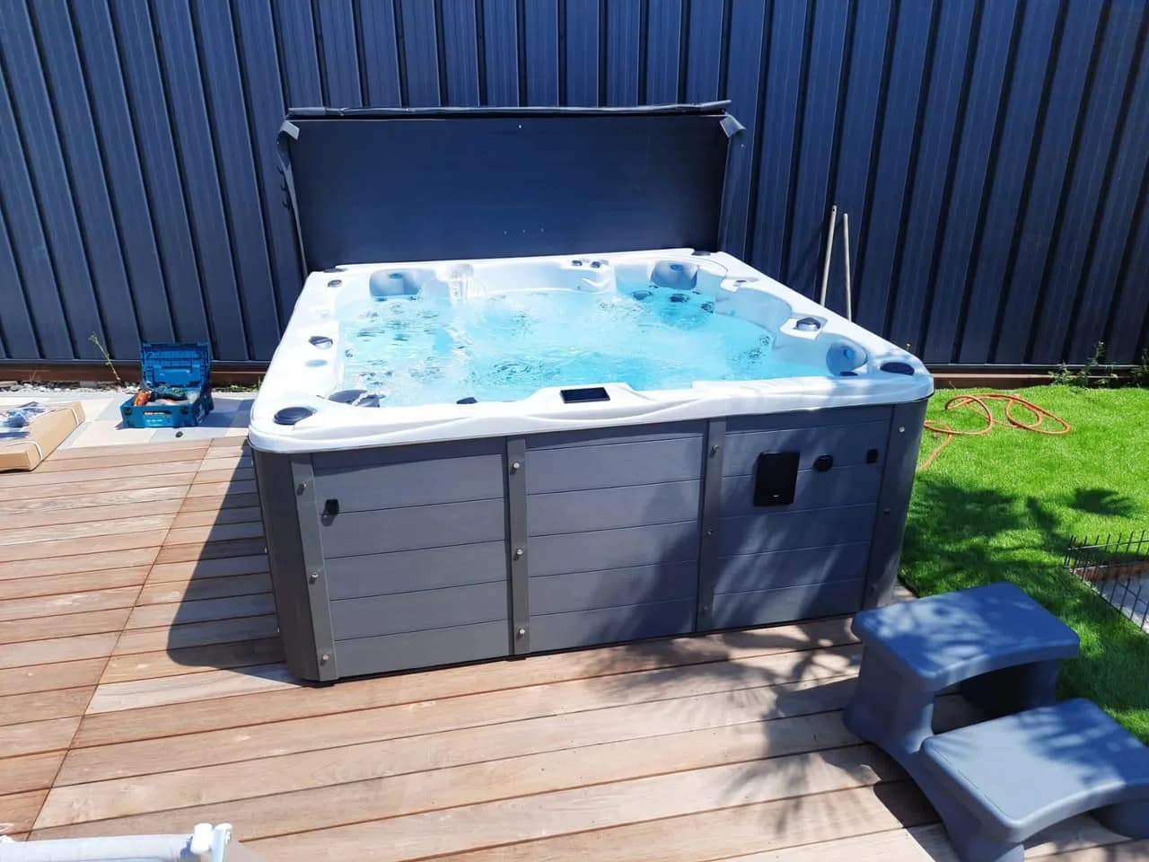 Installation d'un spa Vancouver à Farschviller, sur une terrasse en bois, marchepied et lève-couverture