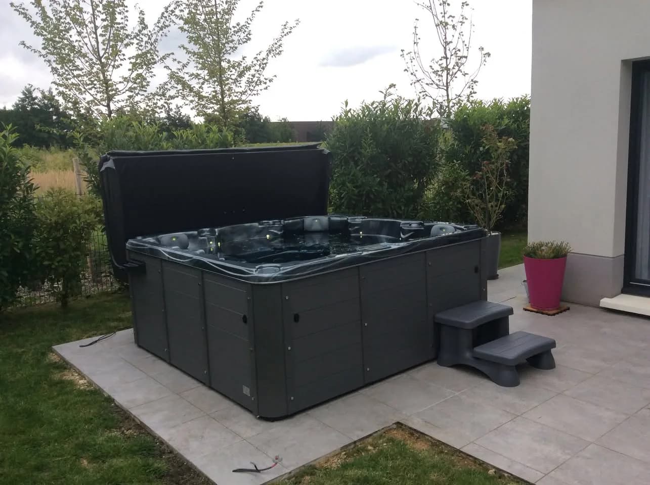 Installation d'un spa Vancouver à Ferrières-en-Brie, cuve Midnight Opal sur une dalle carrelée