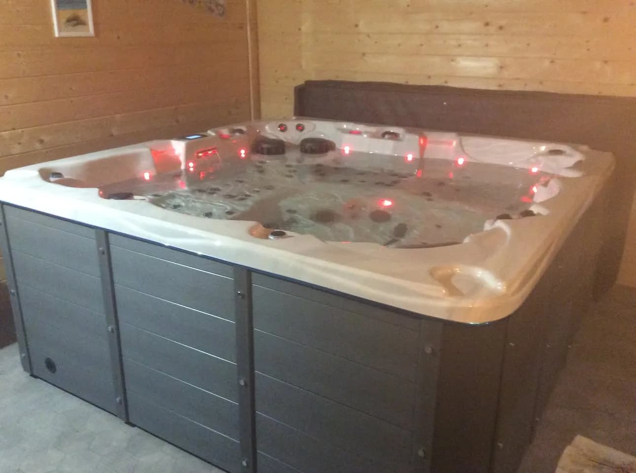 Installation d'un spa Vancouver à Feurs, en intérieur, dans une pièce lambrissée