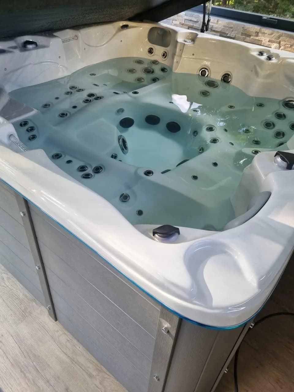 Installation d'un spa Vancouver à Fréconrupt, dans une pièce vitrée