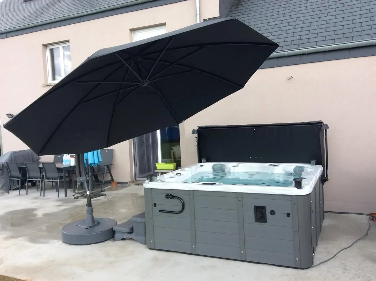 Installation d'un spa Vancouver Full option à Altère, sur une dalle béton à côté d'un parasol déporté