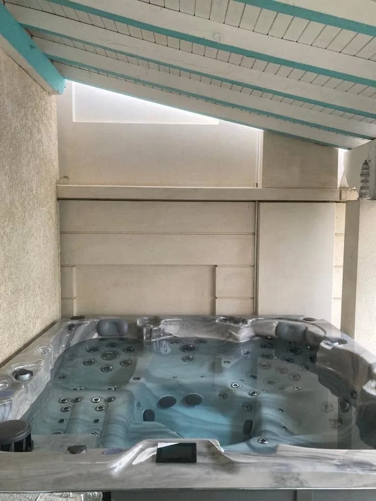 Installation d'un spa Vancouver Full option à Ampuis, sous une terrasse couverte, cuve Odyssey