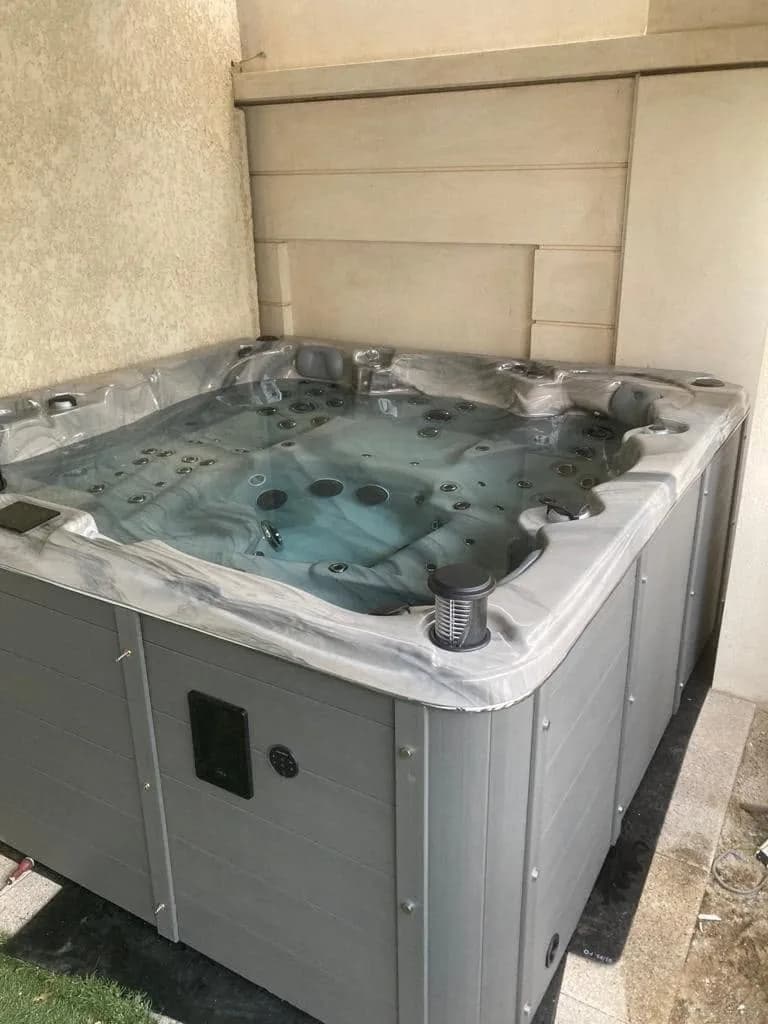 Installation d'un spa Vancouver Full option à Ampuis, autre vue du chantier