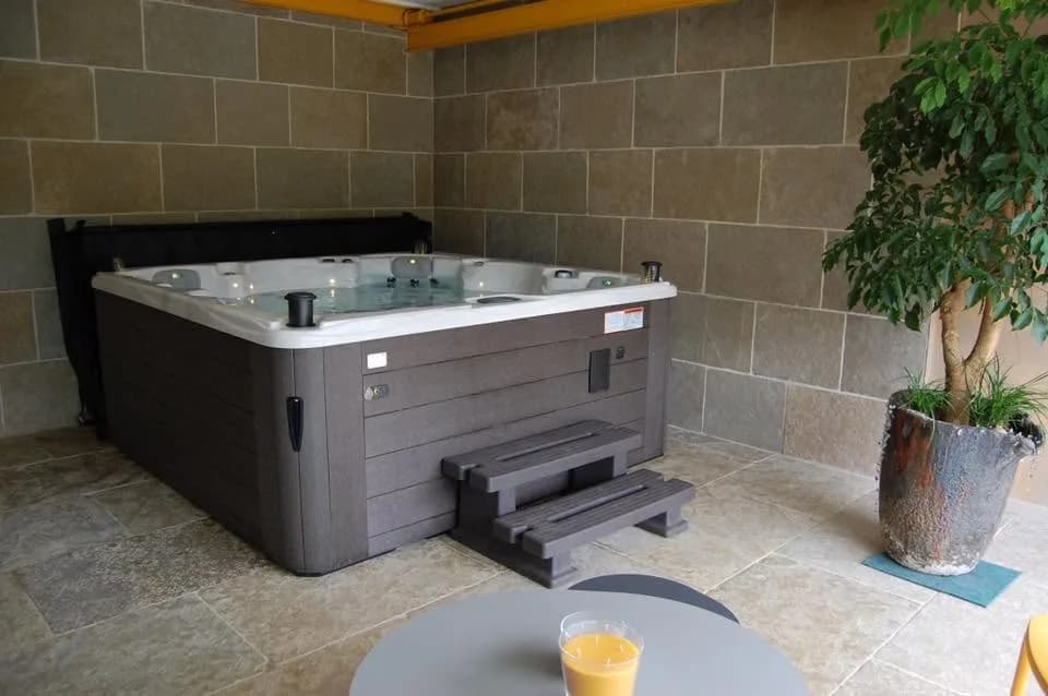 Installation d'un spa Vancouver Full option à Angers, sous un abri aménagé, marchepied