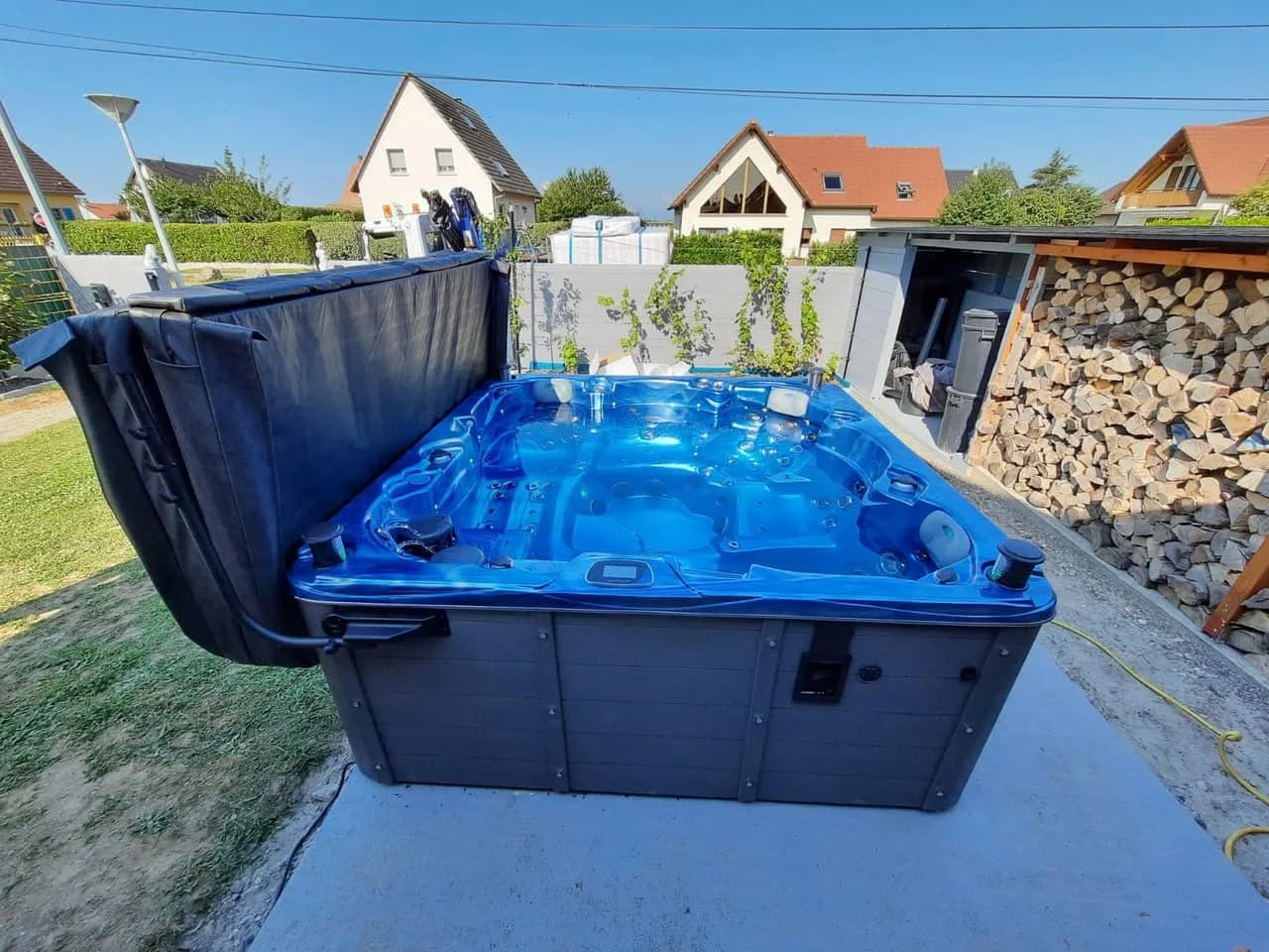 Installation d'un spa Vancouver Full option à Balgau, cuve bleu océan sur une dalle béton