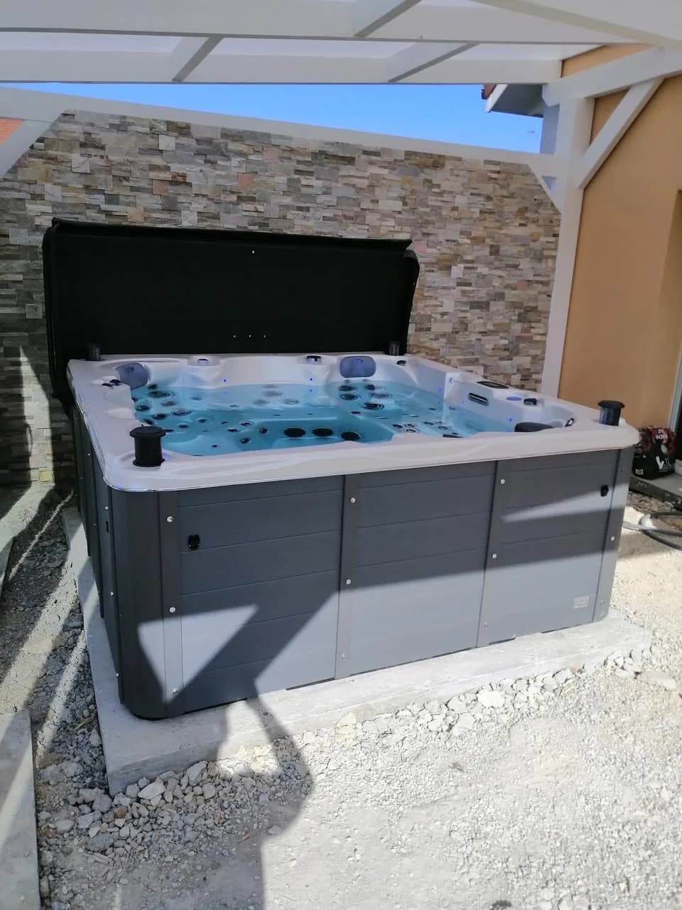 Installation d'un spa Vancouver Full option à Bavans, sur une dalle, lève-couverture
