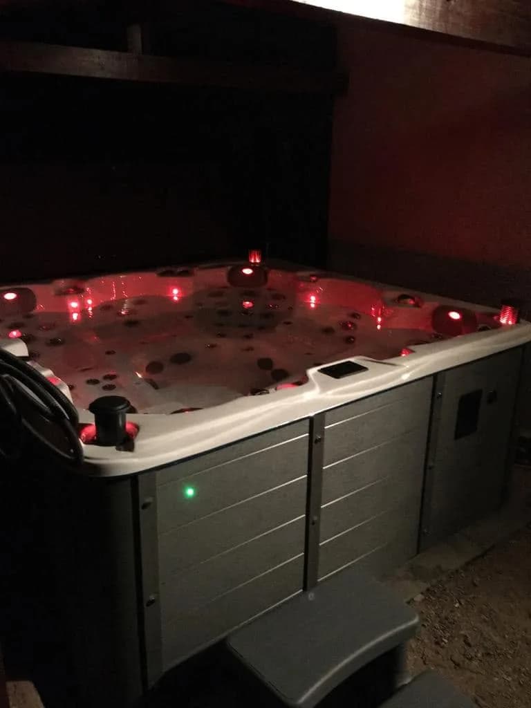 Installation d'un spa Vancouver Full option à Belbeuf, de nuit, éclairage LED rouge