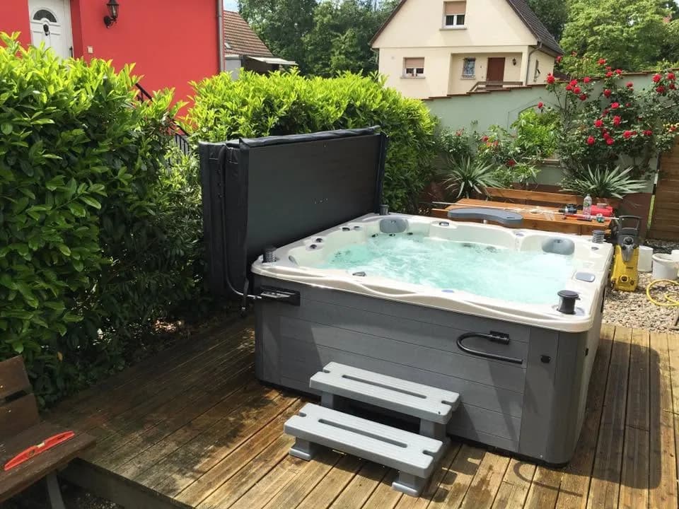 Installation d'un spa Vancouver Full option à Bischwiller, sur une terrasse en bois, marchepied
