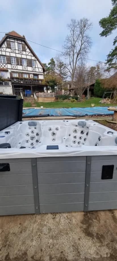Installation d'un spa Vancouver Full option à Boersch, dans un jardin, piscine en arrière-plan