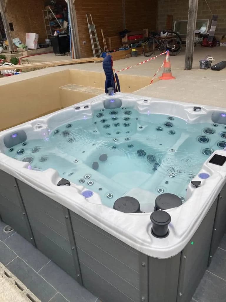 Installation d'un spa Vancouver Full option à Bred'huis, sur une terrasse carrelée