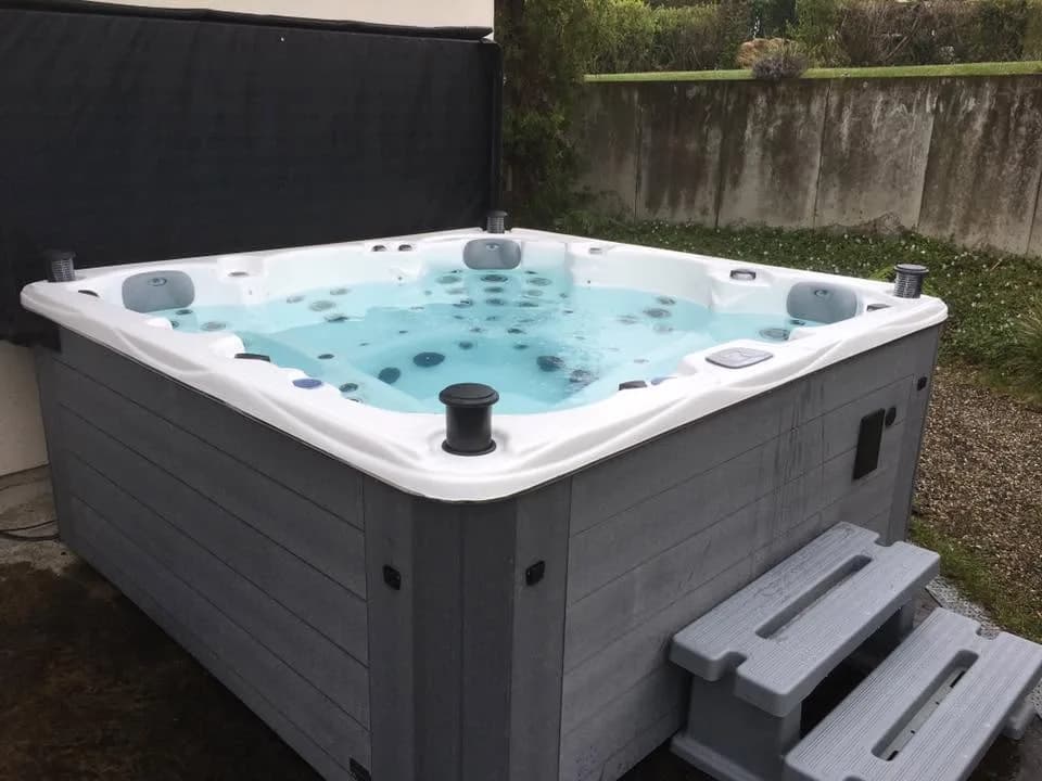 Installation d'un spa Vancouver Full option à Bruebach, dans un jardin, marchepied et lève-couverture