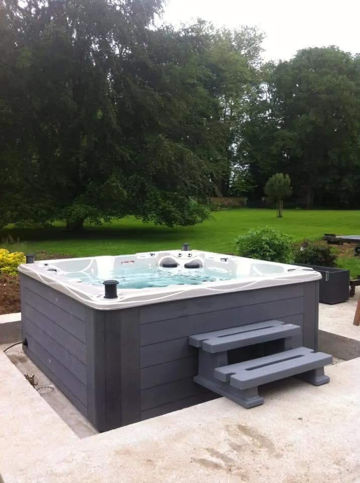 Installation d'un spa Vancouver Full option à Caen, sur une dalle au bord du jardin