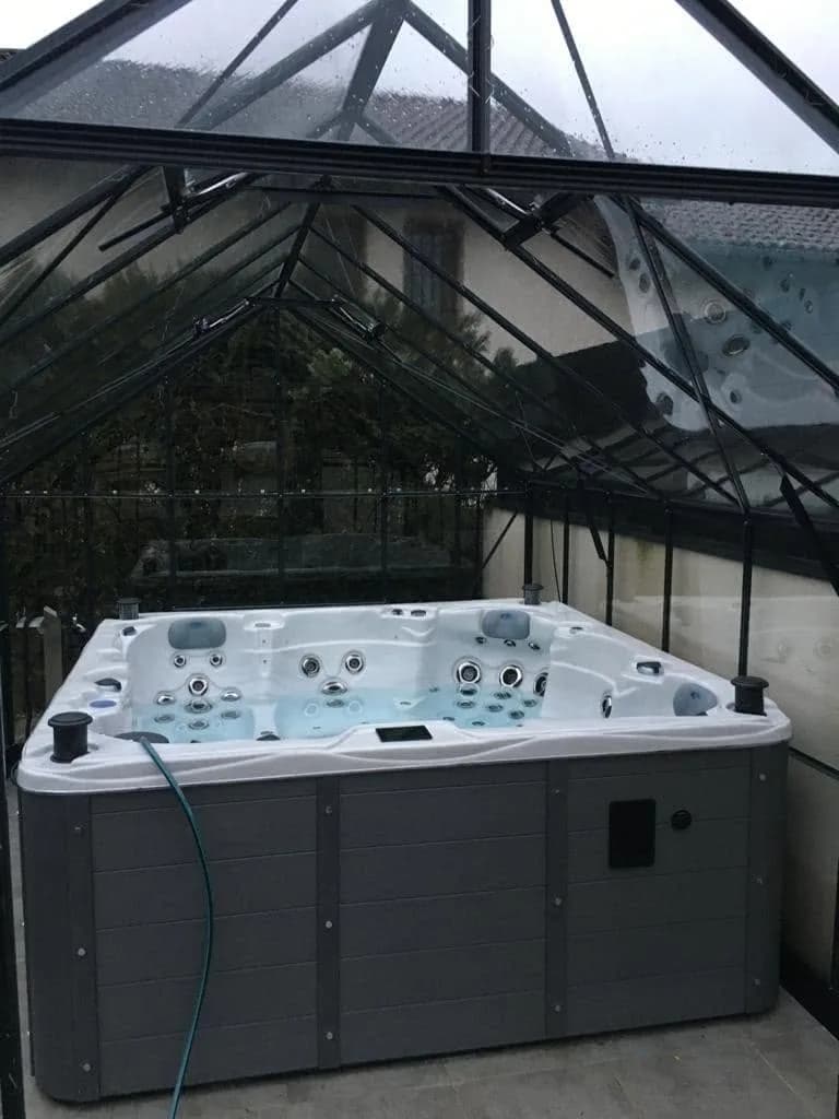 Installation d'un spa Vancouver Full option à Champ-sur-Drac, sous une véranda vitrée