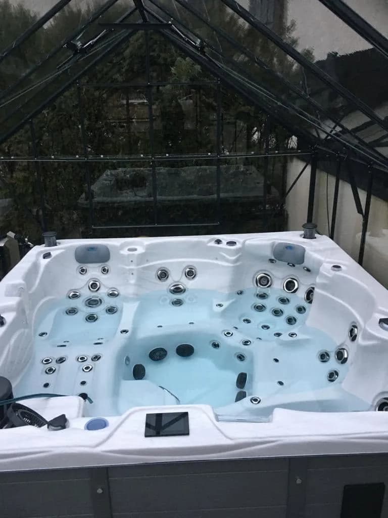 Installation d'un spa Vancouver Full option à Champ-sur-Drac, autre vue du chantier