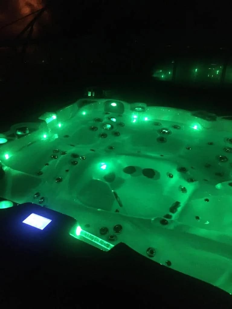 Installation d'un spa Vancouver Full option à Champ-sur-Drac, autre vue du chantier
