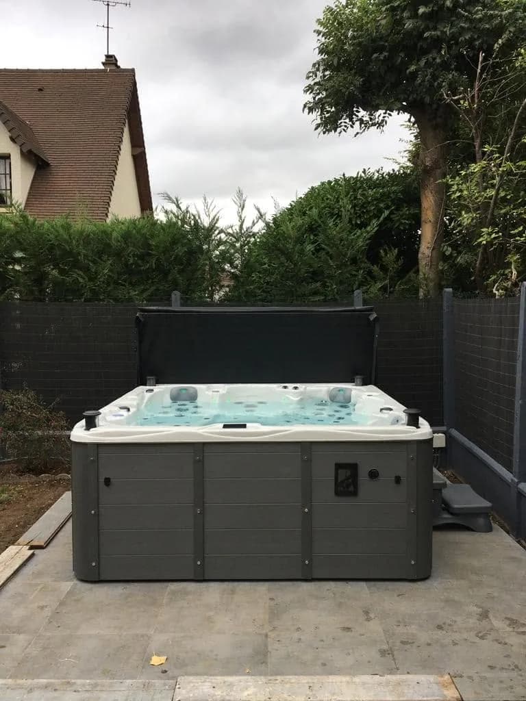 Installation d'un spa Vancouver Full option à Champigny-sur-Marne, autre vue du chantier