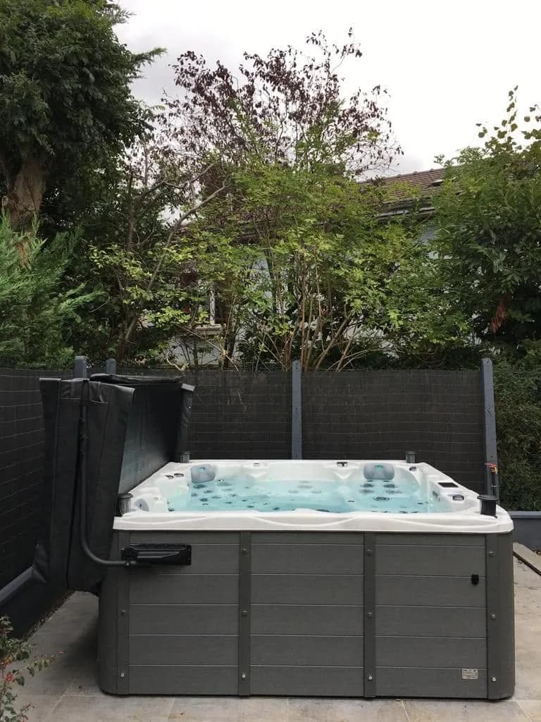 Installation d'un spa Vancouver Full option à Champigny-sur-Marne, autre vue du chantier