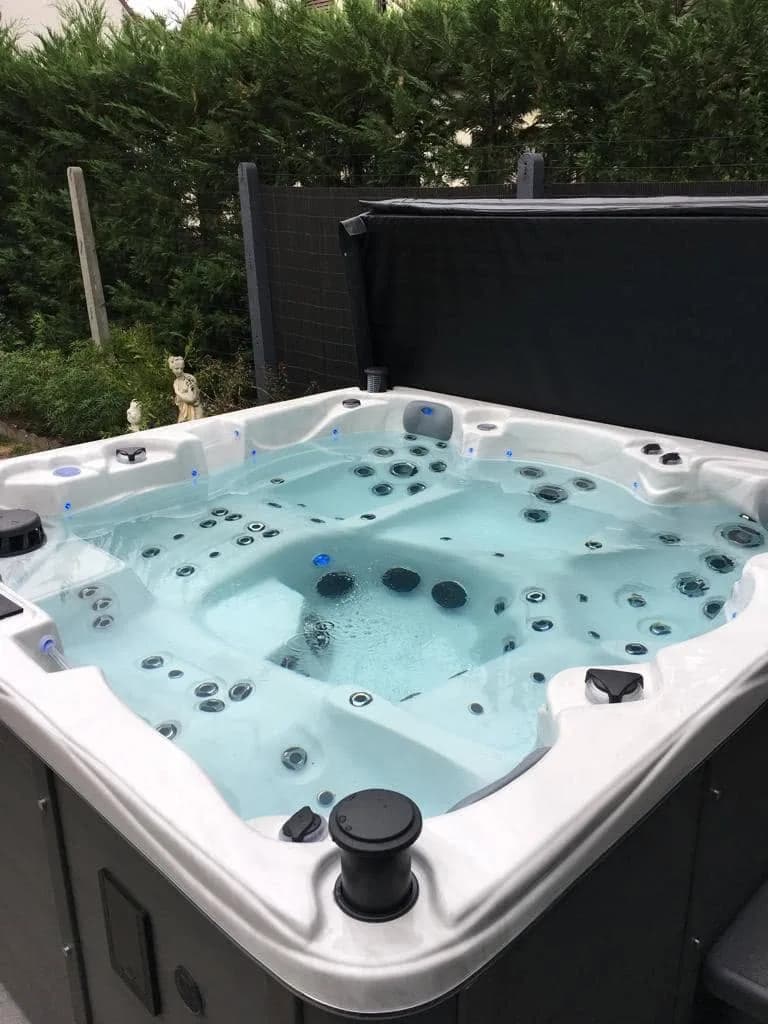 Installation d'un spa Vancouver Full option à Champigny-sur-Marne, autre vue du chantier