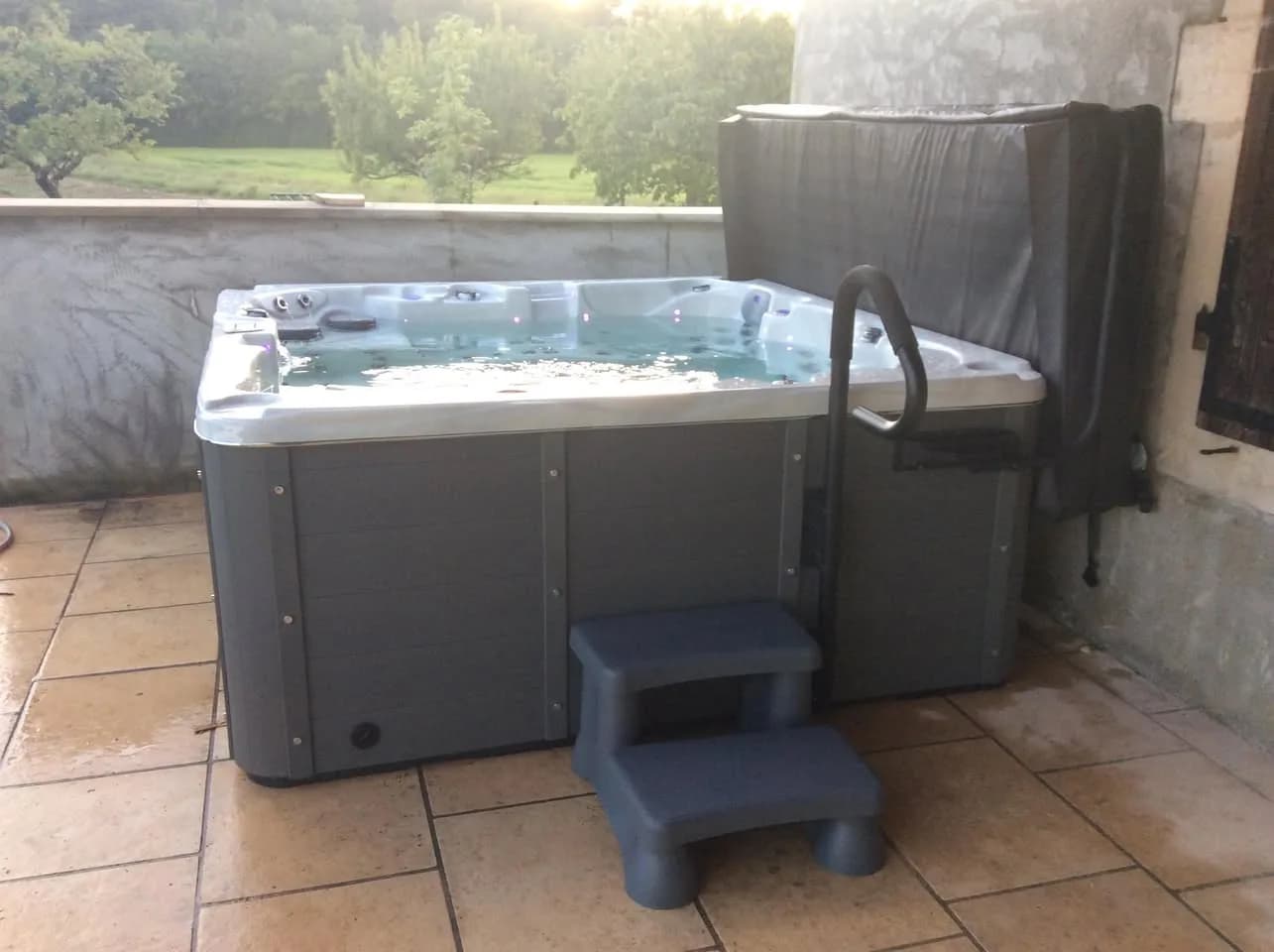 Installation d'un spa Vancouver Full option à Châtillon-la-Palud, sur une terrasse carrelée, barre d'appui