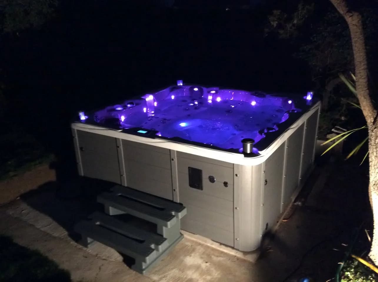 Installation d'un spa Vancouver Full option à Cherbourg-en-Cotentin, de nuit, éclairage LED allumé