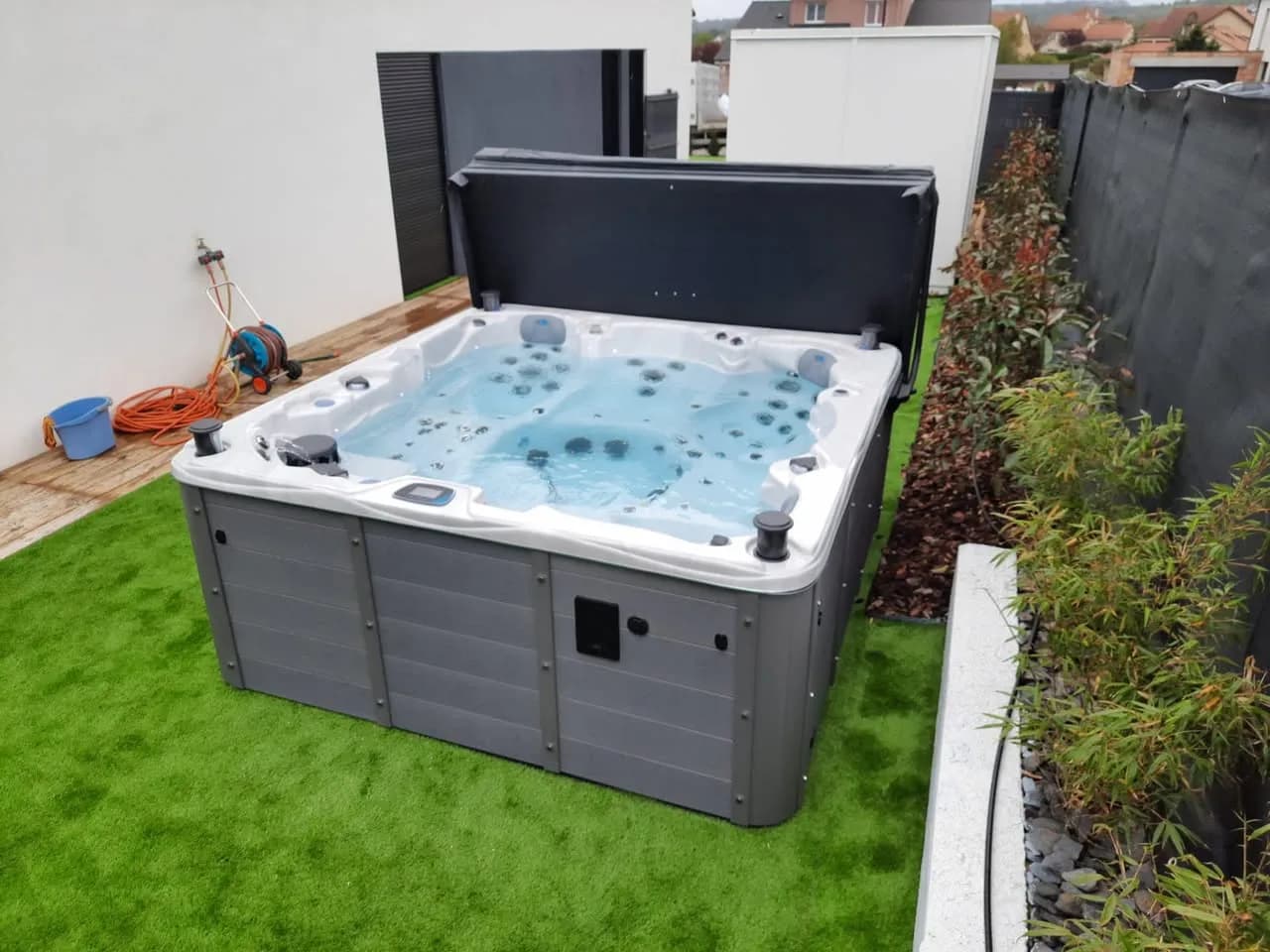 Installation d'un spa Vancouver Full option à Chieulles, autre vue du chantier